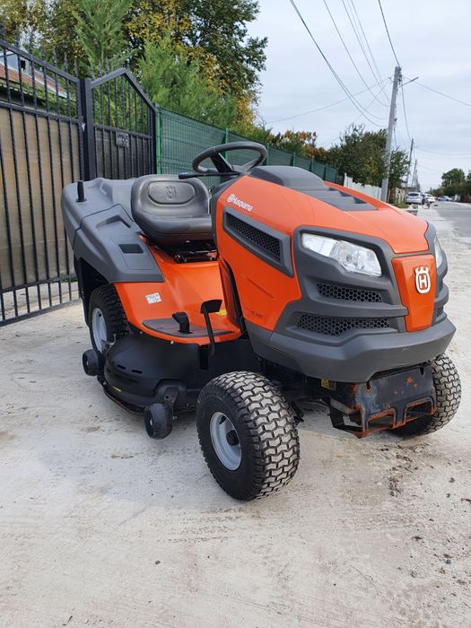 Tractoras de tuns iarba gazon Husqvarna TC 142T