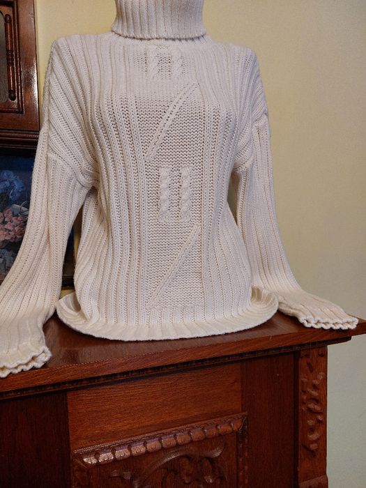 Pulover clasic de iarna , calduros, cu torsade si guler pe gat