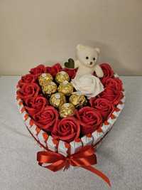 Сърце с бонбони рафаело киндер и сапунени рози подарък и букет в едно