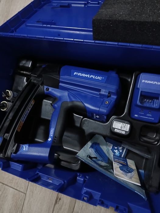 Pistol de bătut cuie pe gaz în beton și oțel RAWLPLUG R-SC40ii, ca NOU