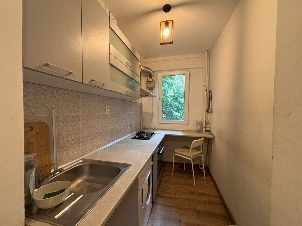 Vând urgent apartament 2 camere, Teiul Doamnei, mobilat și utilat.