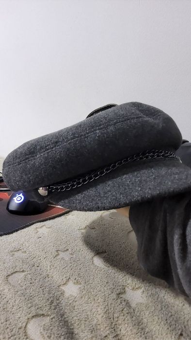 Шапка почтальонка