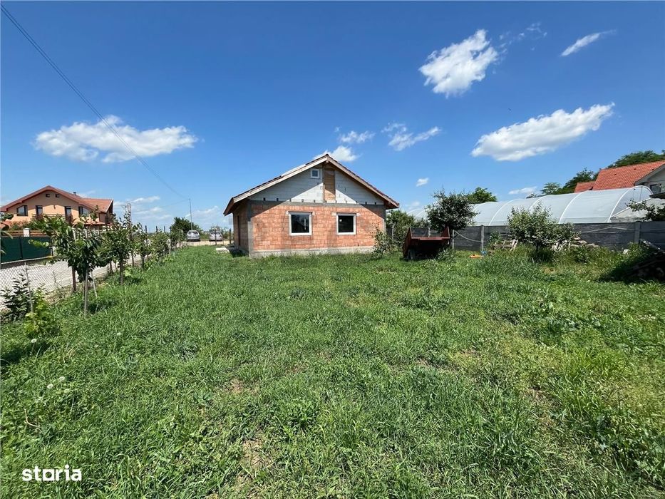 RECO Casa la rosu, la iesire din Les, langa padure