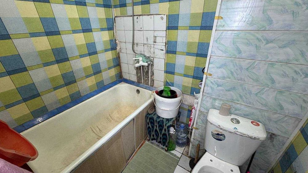 Калениский 13-мактаб 3 қаватда 1 хонали квартира сотилади.ID: 1461