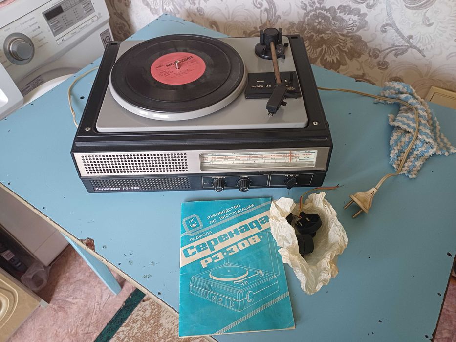 Виниловые пластинки + проигрыватель Серенада РЗ-308 (новый)