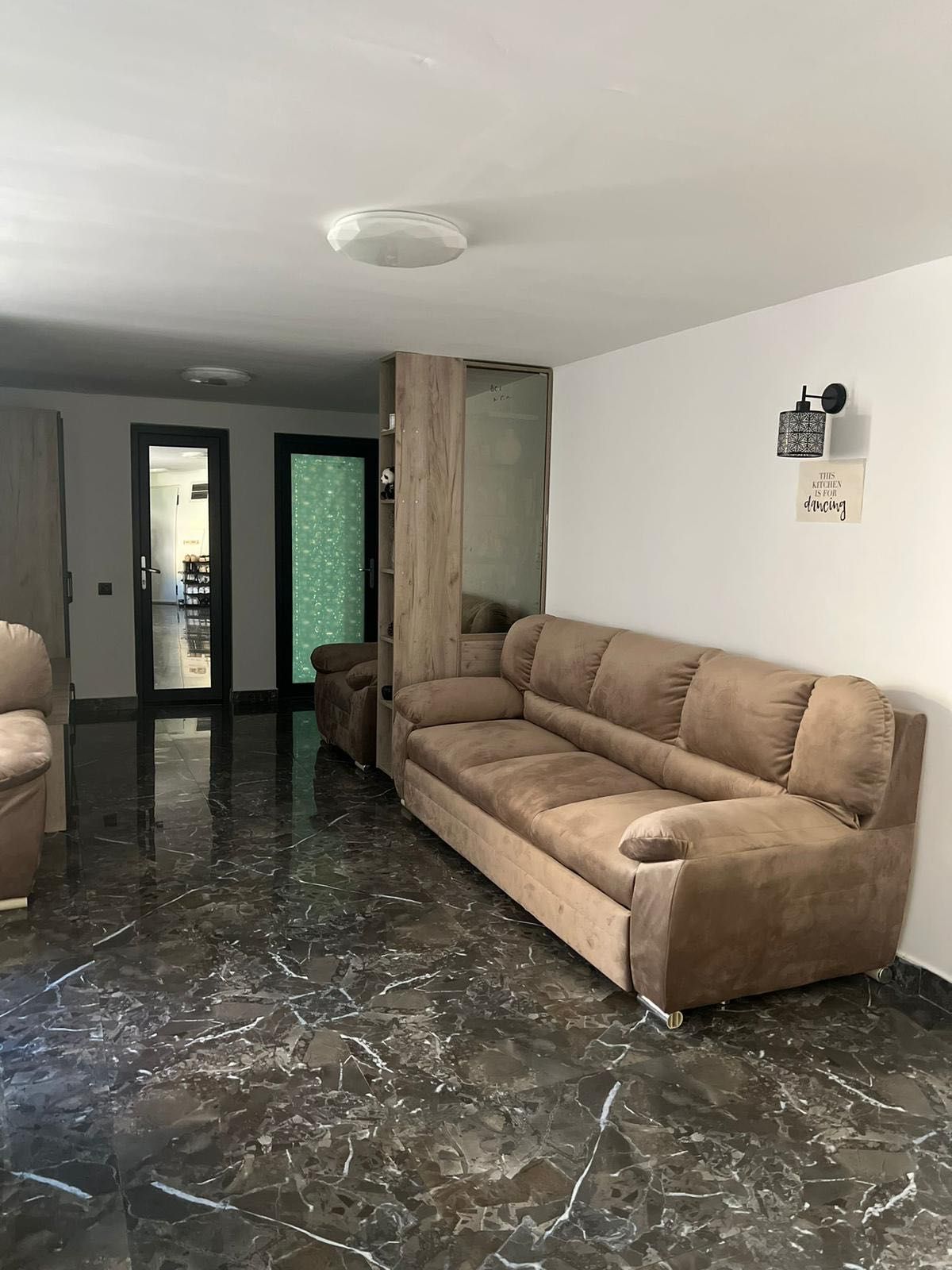 Se închiriază o cameră dintr-un apartament