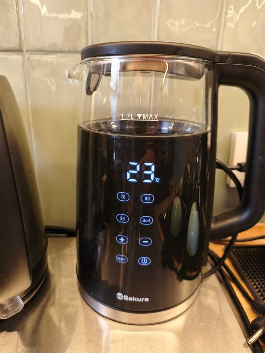 Много оборудования для кафе и бара