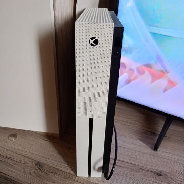 Vând Xbox one s  controller cu fir. sau schimb cu laptop de gaming .