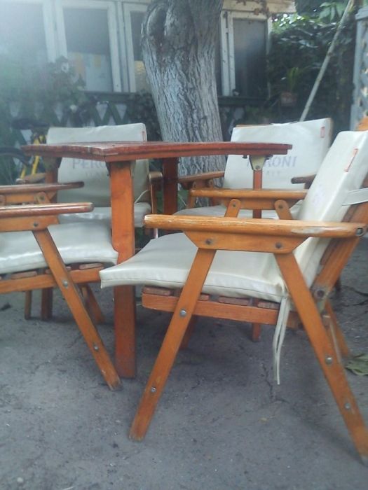 Masa si patru sezlonguri