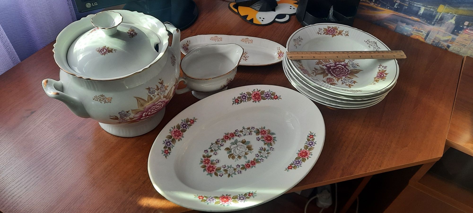 разнообразная посуда тарелки