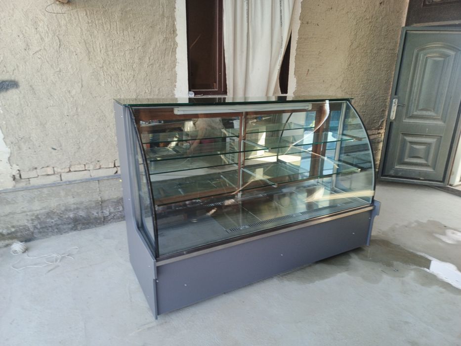 Vetrina xaladelnik sotiladi