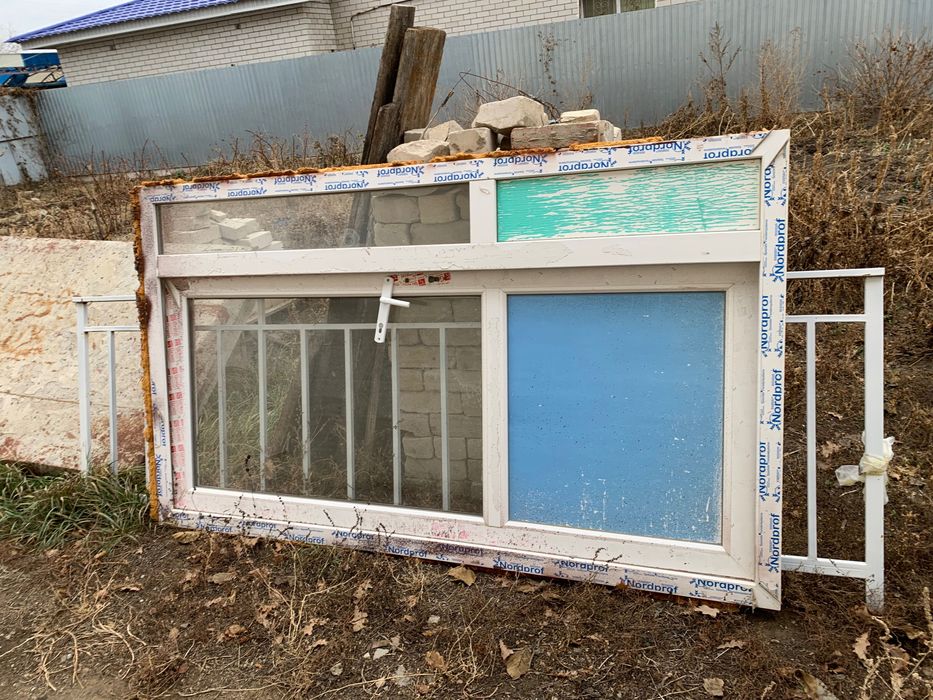 Продам пластиковую дверь