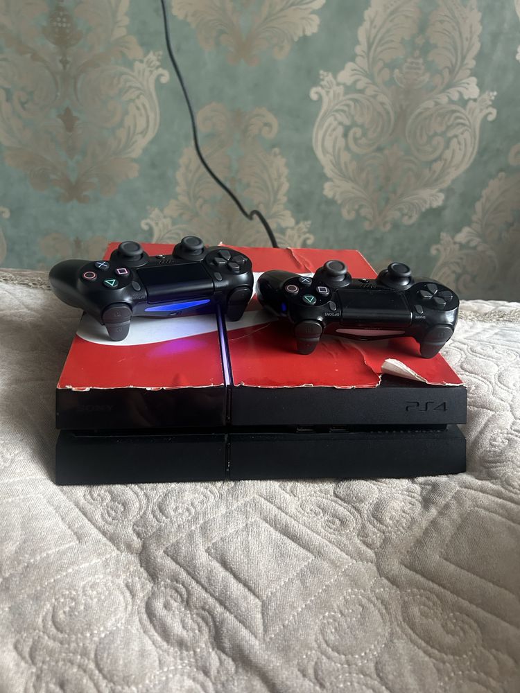 Продам PS4 (2игры)