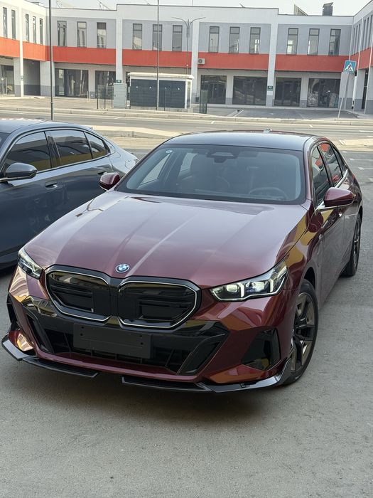 BMW i5 35L v nalichii