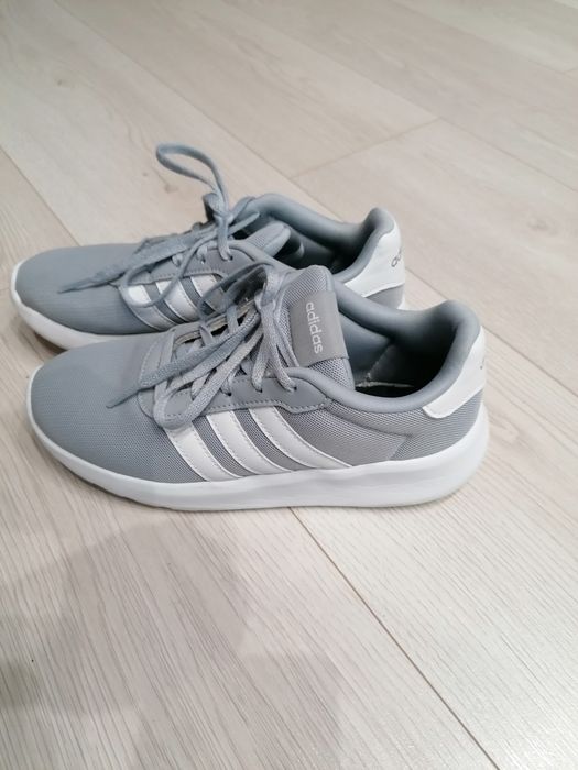 Adidași marca Adidas