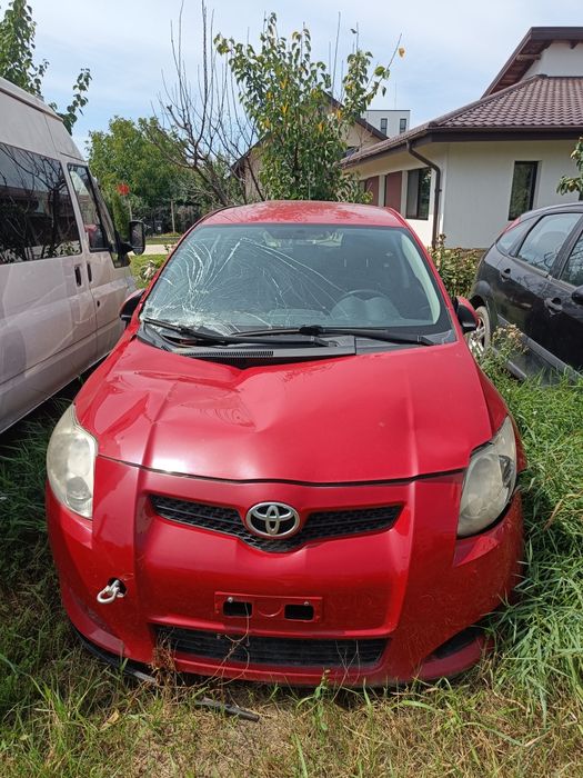 Toyota Auris răsturnată