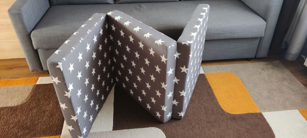 Saltea pliabila cu husa detasabila.