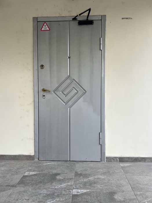 Продаётся металлическая дверь