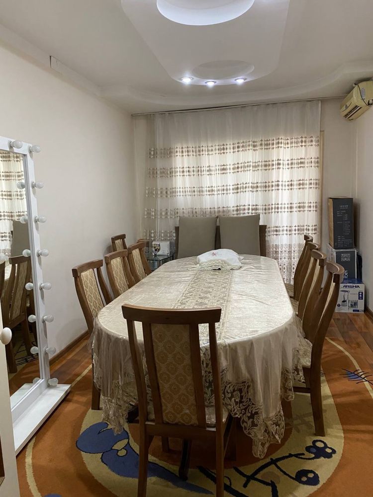 Продаётся стол и 12 стульев в отличном состоянии, почти новые!