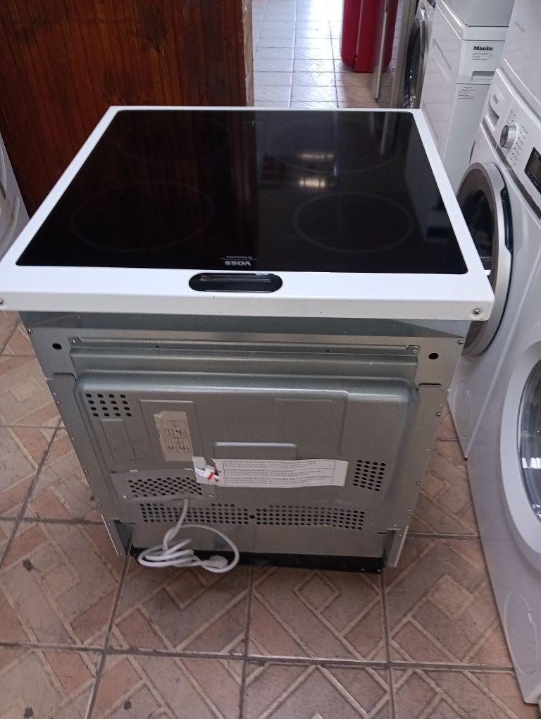 Като нова свободно стояща печка с керамичен плот Voss Electrolux