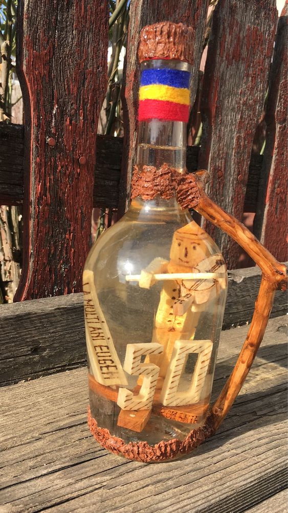 Sticle cu sculptura din lemn