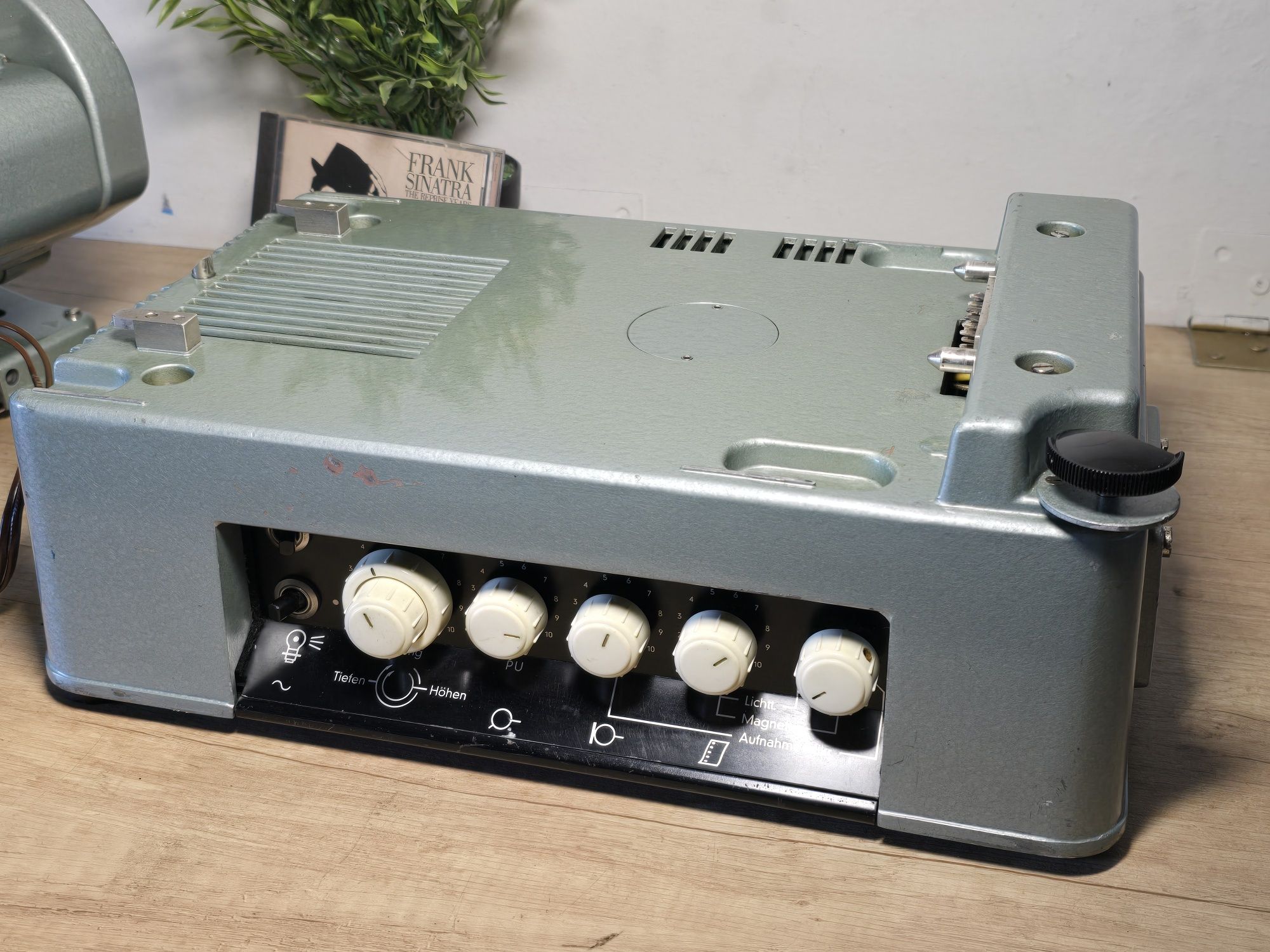 Video proiector 16mm SIEMENS 2000, amplificator audio cu lămpi