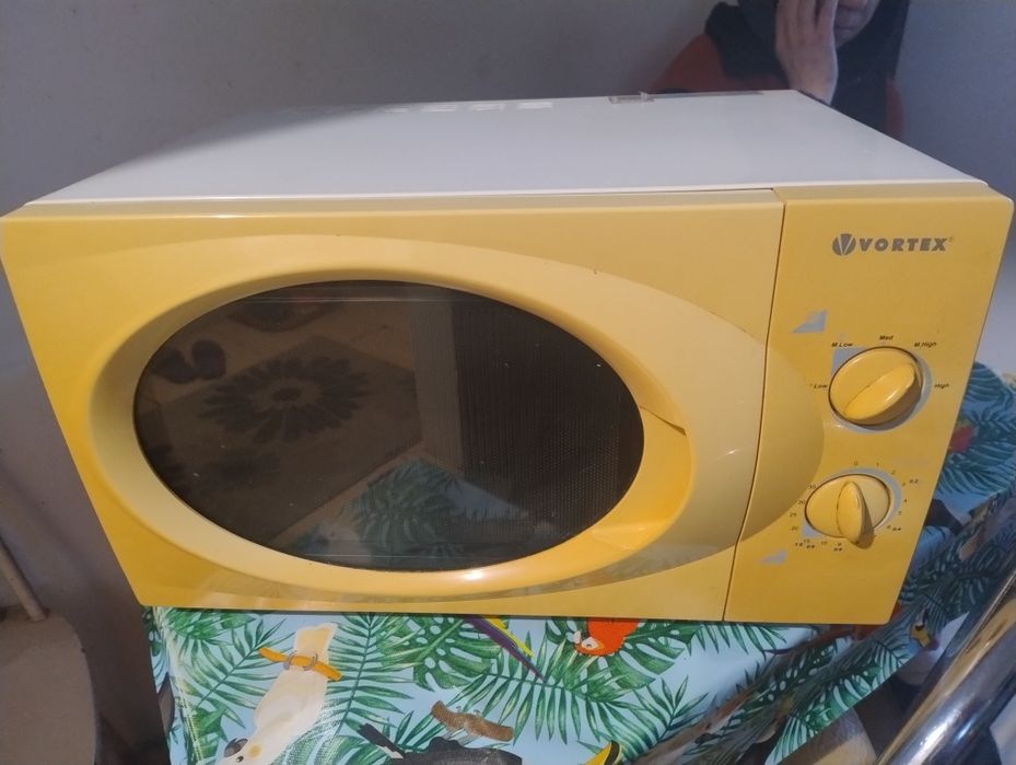 Vând cuptor cu microunde