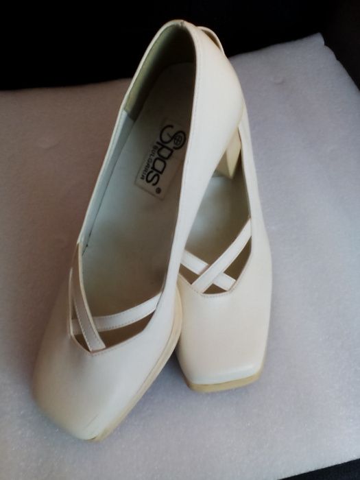Дамски бели обувки