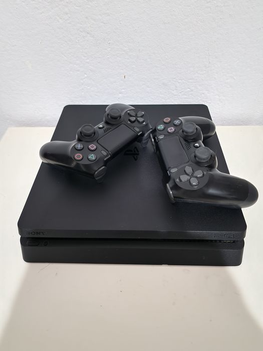 Vand ps4 slim 1Tb 
Vine însoțit de 2 manete 
Plus jocurile din poze pl