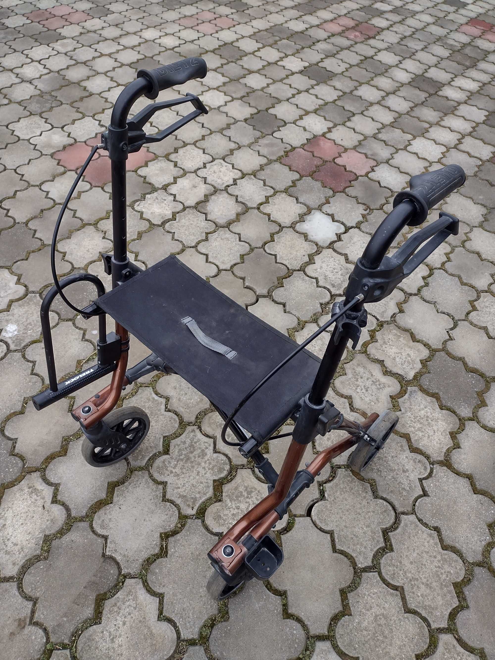 Cadru pliabil cu scaun si roti , carucior