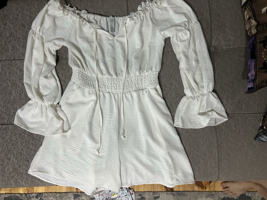 Белый комбинезон (ромпер) с открытыми плечами — лёгкий и стильный