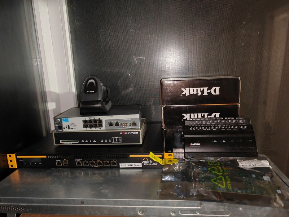 Vând diverse, server, firewall, switch etc.