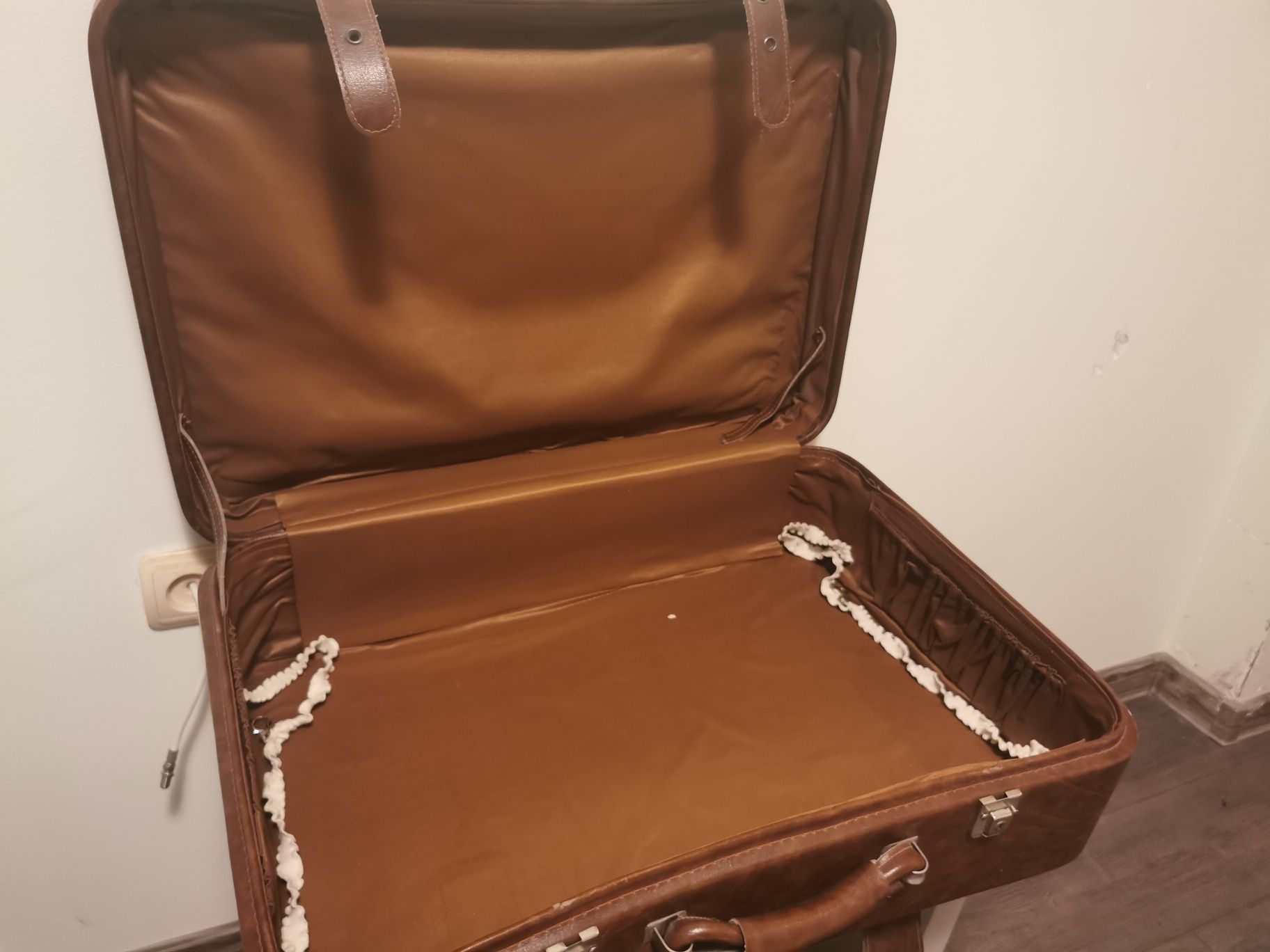 Продавам Стар куфар