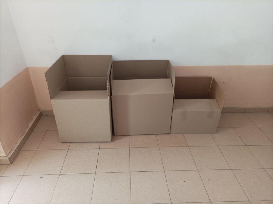 коробка для переезда и пузырчатая пленка - moving box and bubble wrap