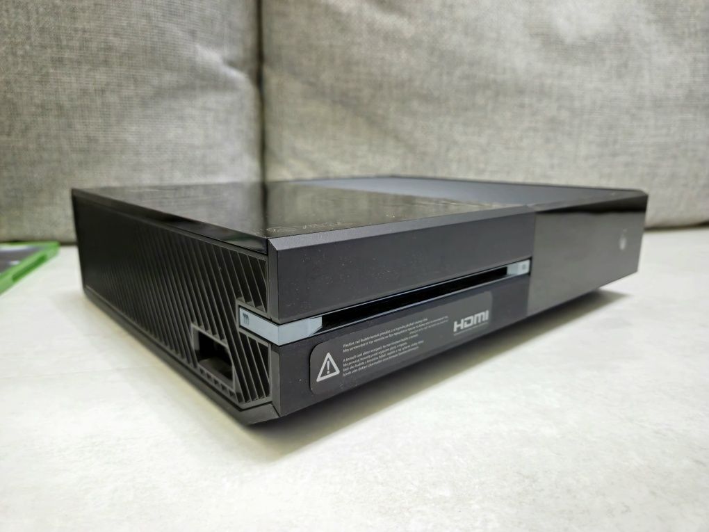 Конзола Xbox one 500gb с 8 игри