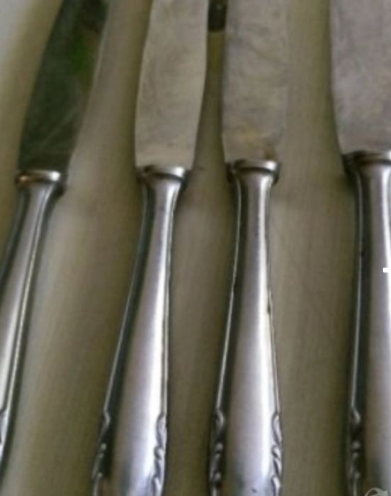 Вилици, лъжици, ножове.