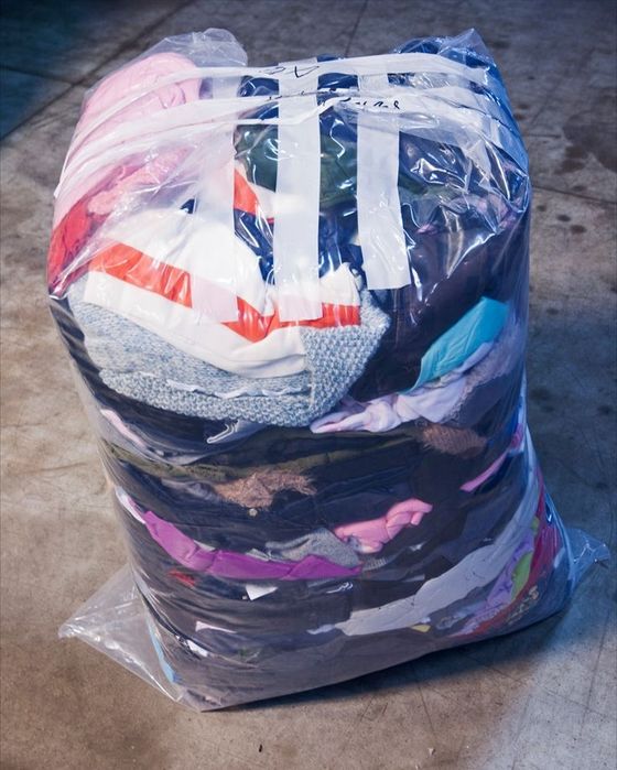 Pachete cu haine, adulți copii. Aduse din Germania.