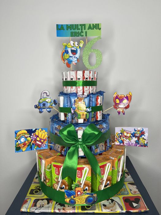 Tort din dulciuri ambalate