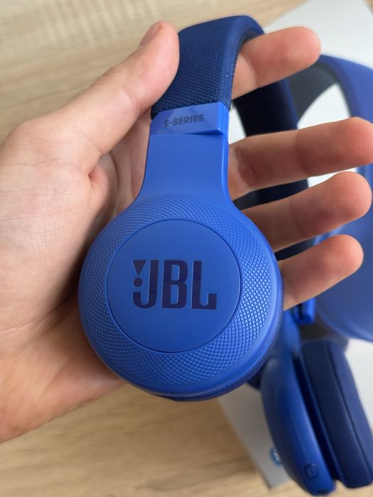 JBL E45BT слушалки + подарък