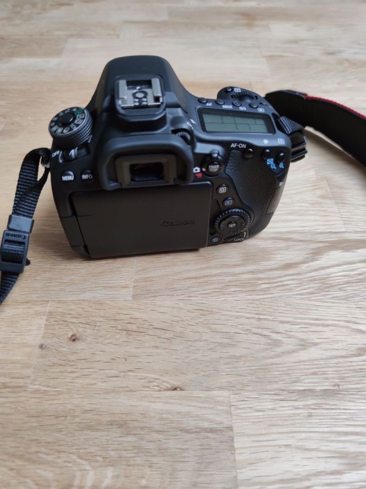 Canon EOS 80D cu doua baterii si doua obiective