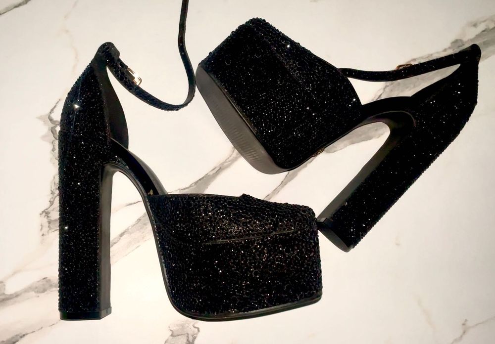 Елегантни обувки на висок ток с камъни