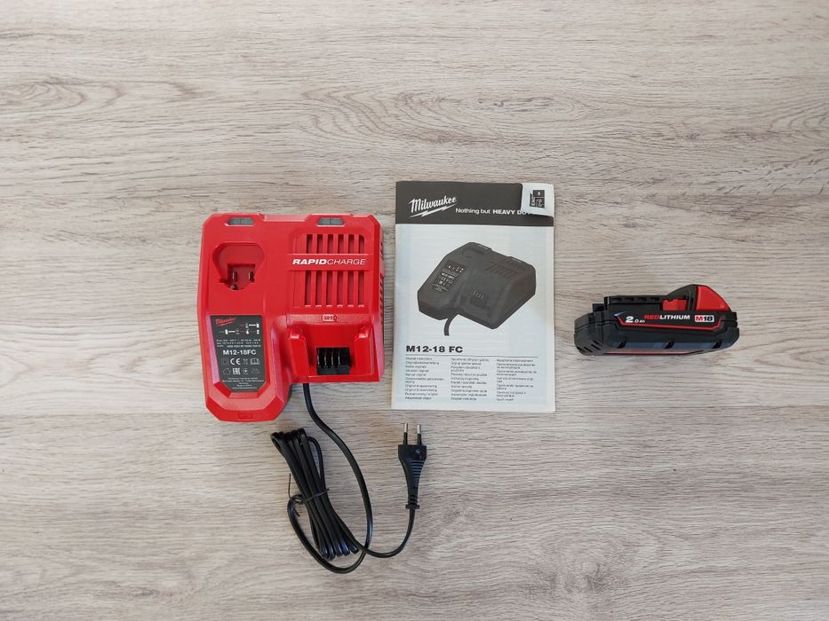 Set milwaukee Încărcător rapid și baterie acumulator 2 amperi noi