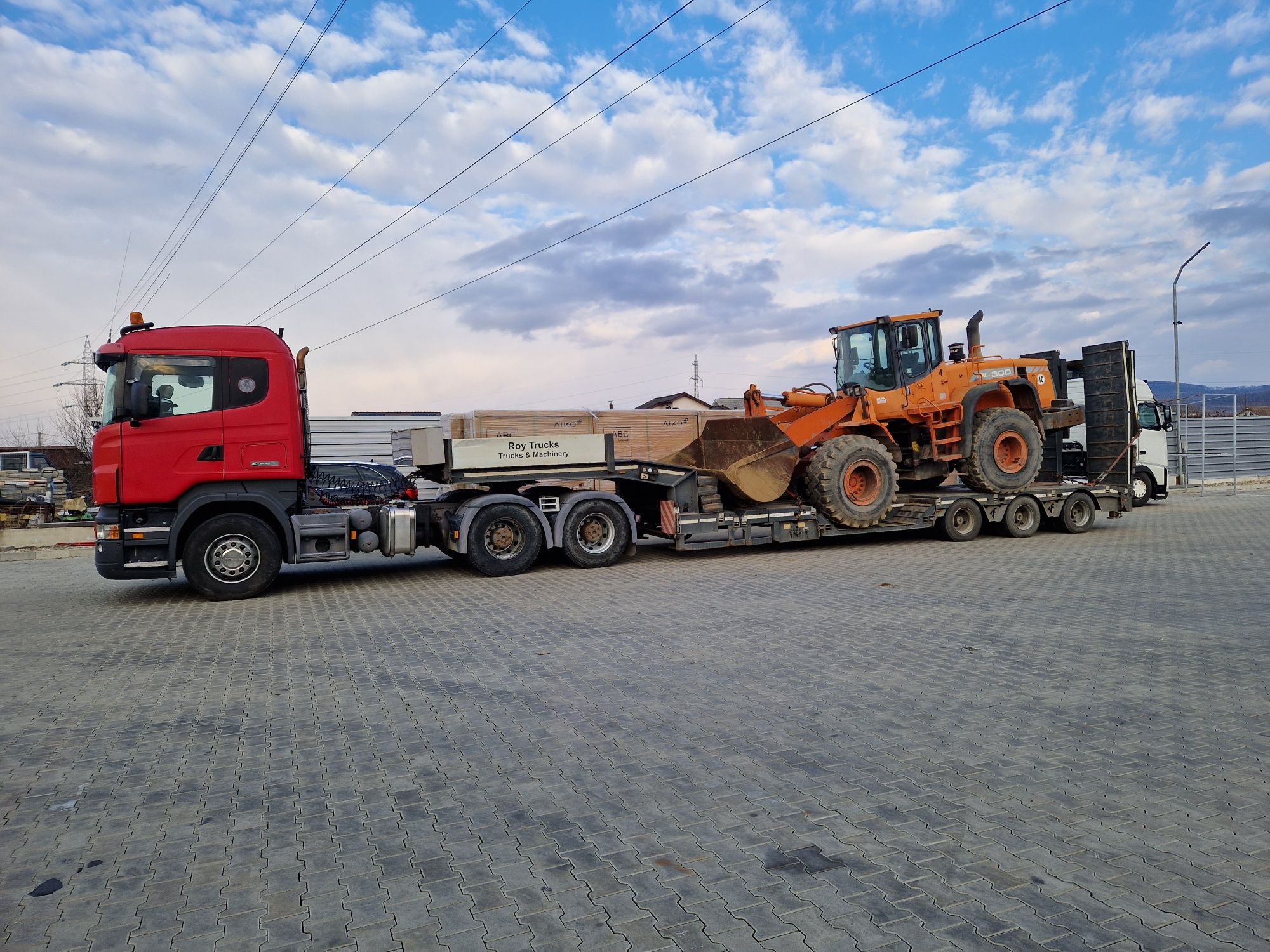 Transport utilaje trailer agabaritic, platforma cu macara, remorcări