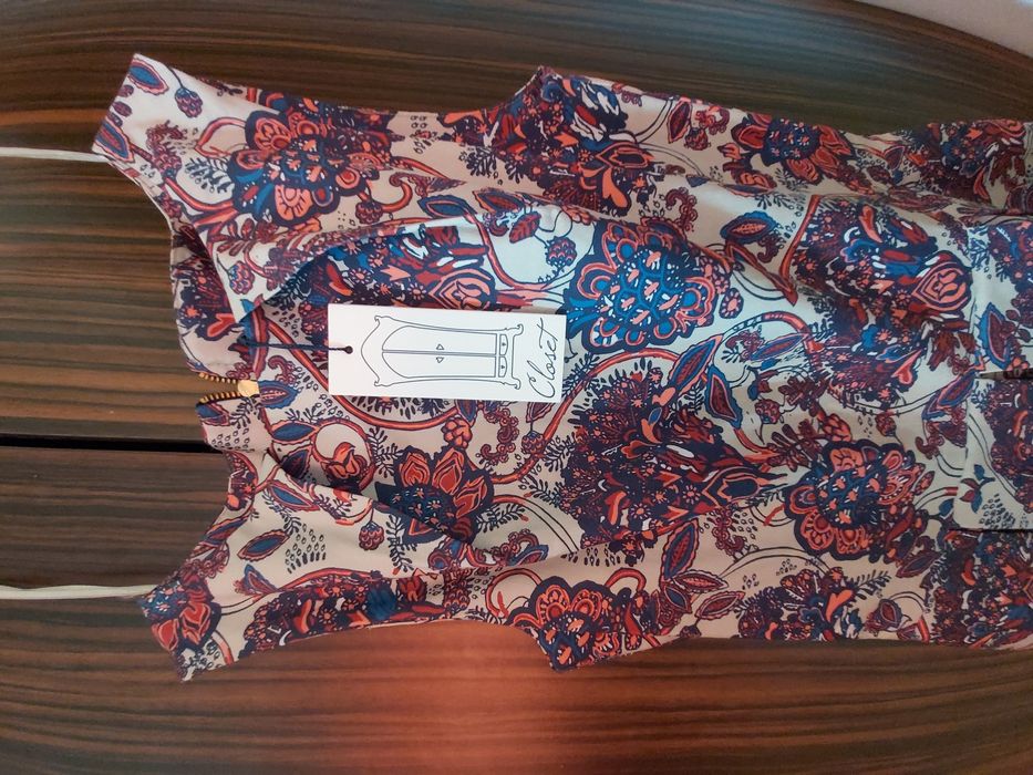 Vand rochie noua, cu eticheta