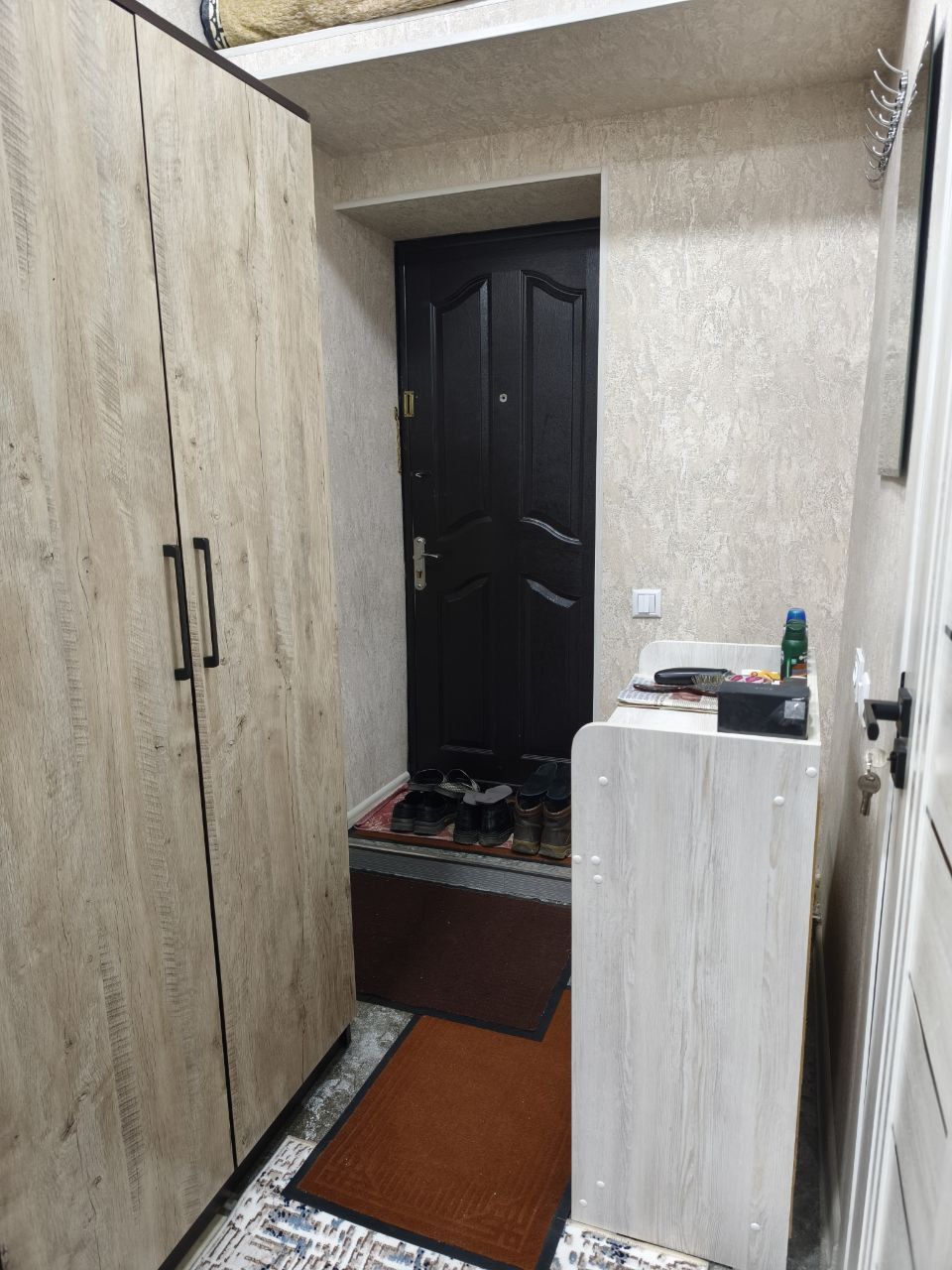 Продаю 1 ком квартиру. Сергели. В бывшем общежитии с ремонтом, обстано