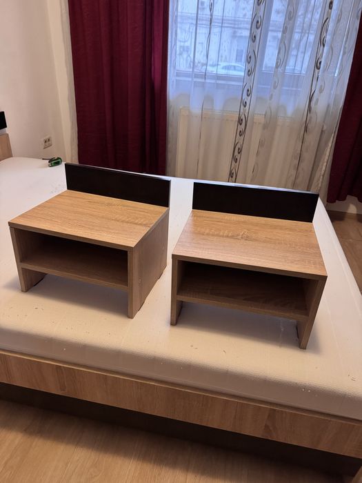 Pat matrimonial cu saltea și două noptiere, practic și bine întreținut