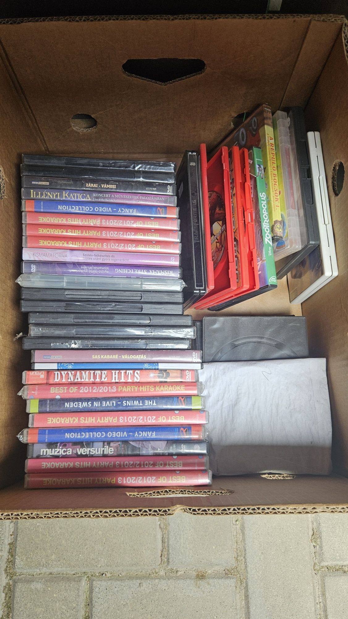 Colecție uriașă de CD-uri, casete și DVD-uri de vânzare