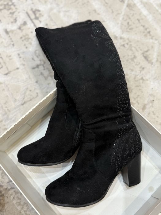 Отдам 2000 тг замшевые зимние сапоги