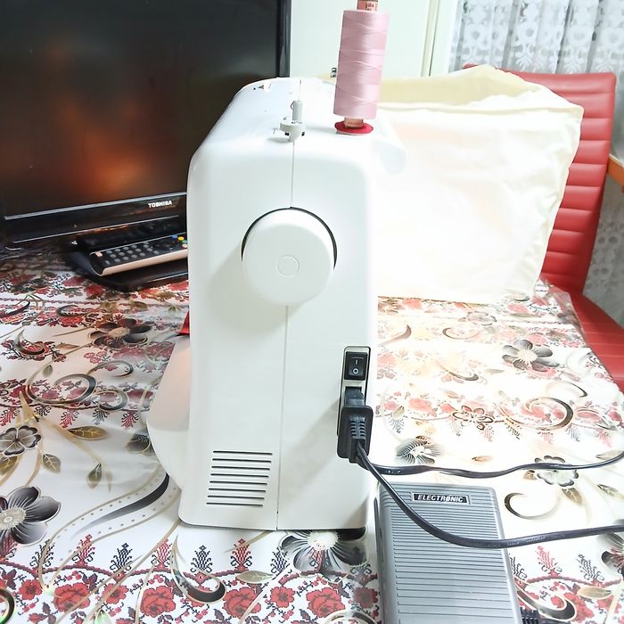 Masina de cusut PRIVILEG cu butoniera automata si multiple operatii