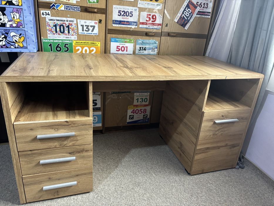 Vând birou in stere foarte buna .